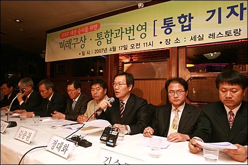 '2007 대선승리를 위한 미래구상·통합과번영 통합 기자회견'에서 정대화 미래구상 공동집행위원장이 기자들의 질문에 답변을 하고 있다. 